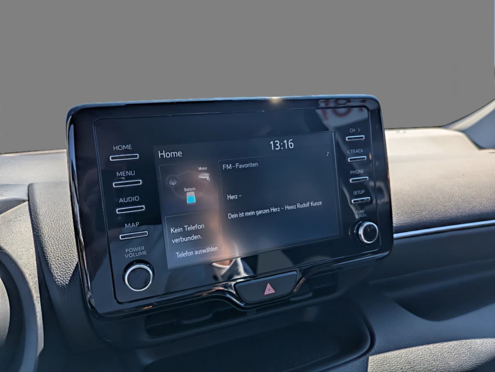 Toyota Yaris Hybrid 1.5 VVT-i Team Deutschland LED, AHK — 12