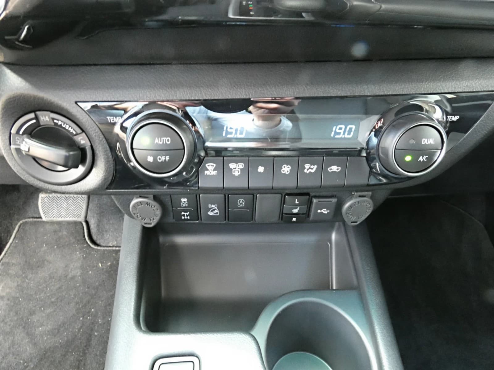 Toyota Hilux 4x4 Double Cab MHEV Autm. Executive — 13