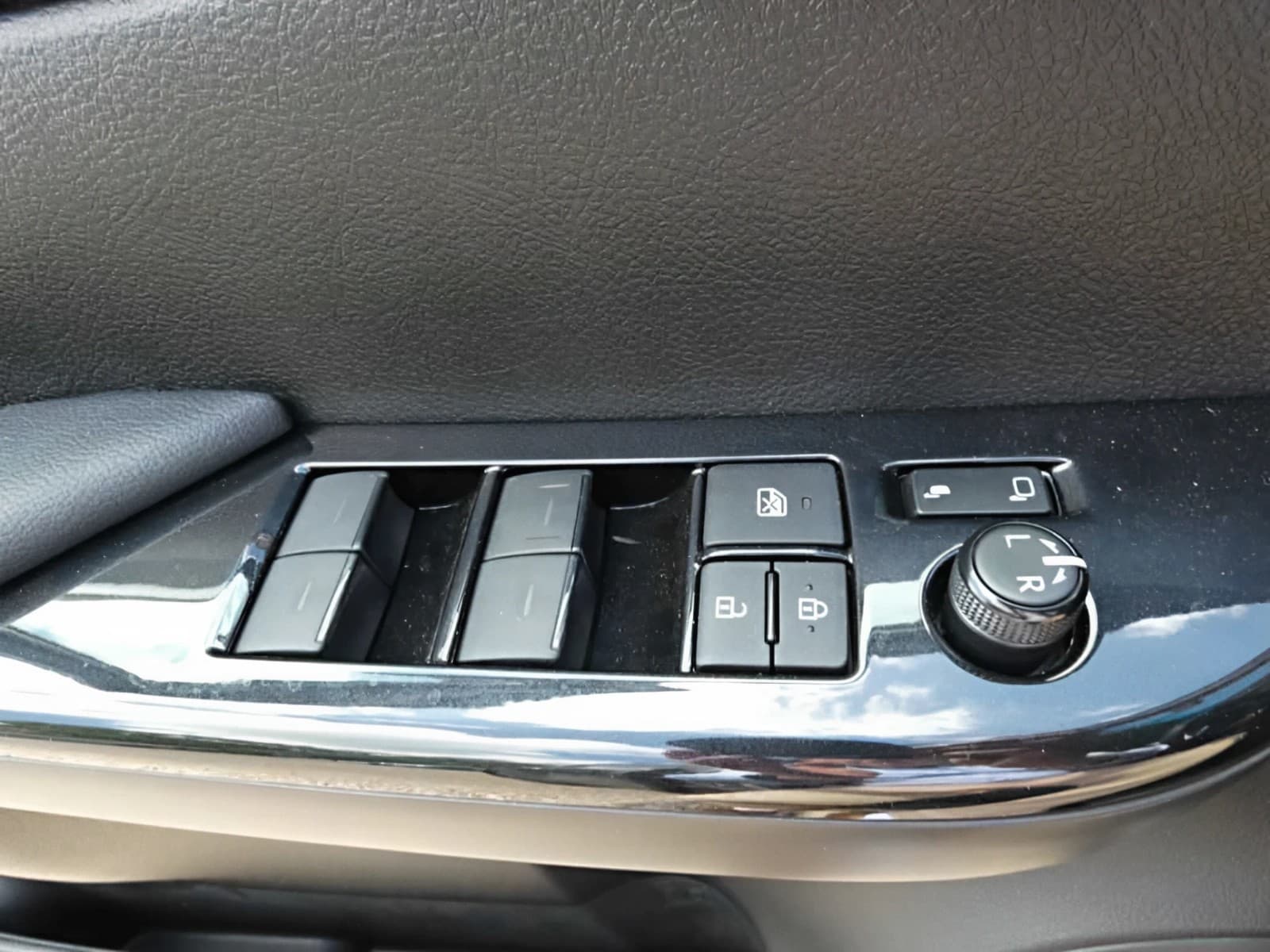 Toyota Hilux 4x4 Double Cab MHEV Autm. Executive — 16