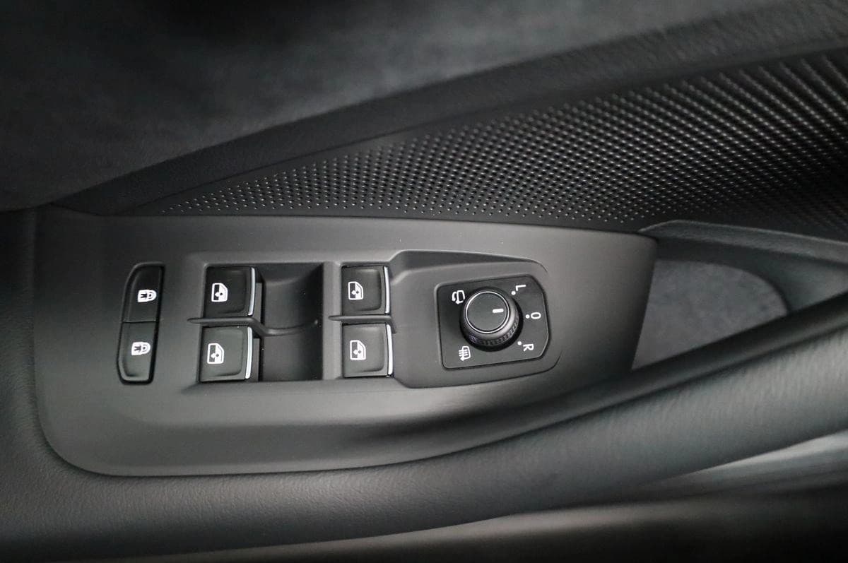 Volkswagen Passat Variant TDI DSG 4M R-LINE, Pano, AHK, IQ.Light, HUD, 19-Zoll, AreaView, Navi, Side — 9